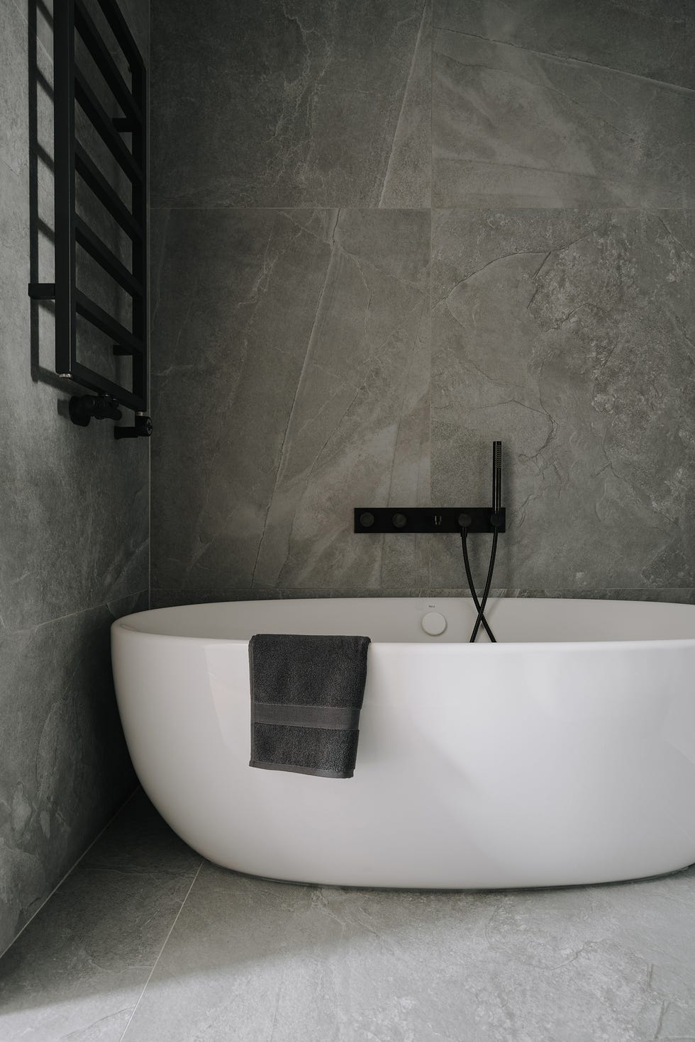 bañera blanca exenta