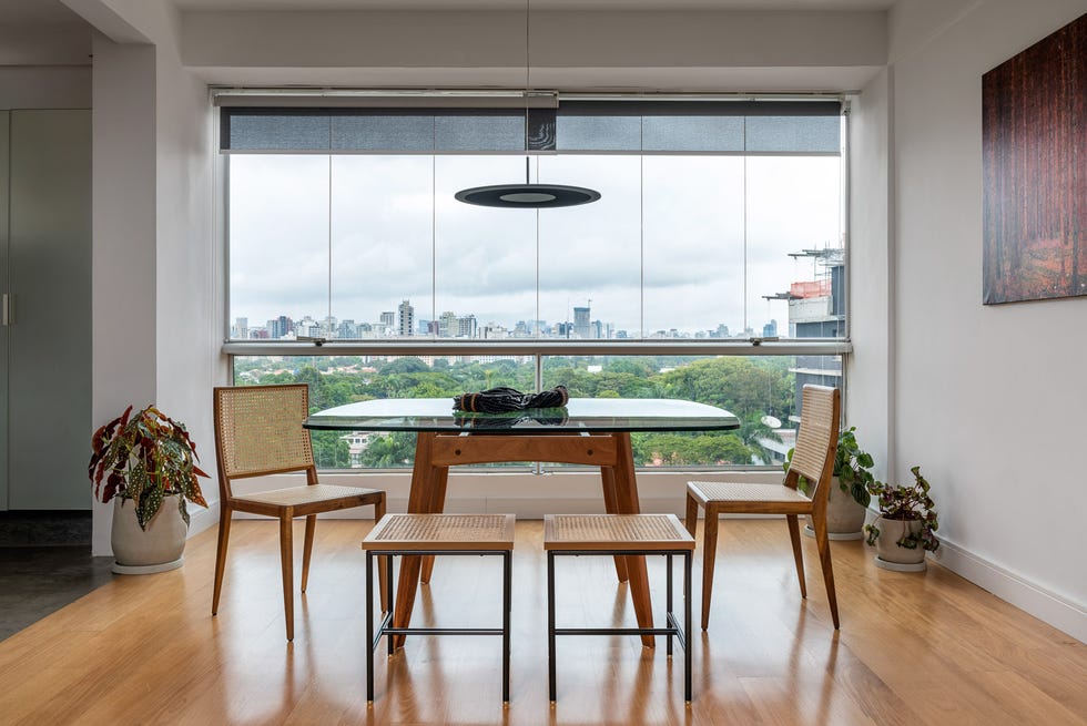 comedor de diseño moderno con ventanal de suelo a techo