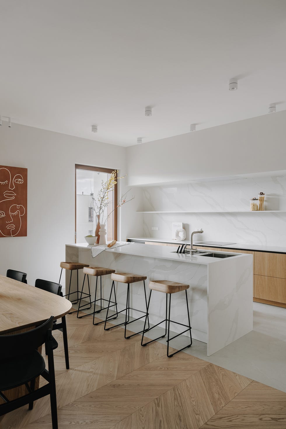 cocina con isla de mármol