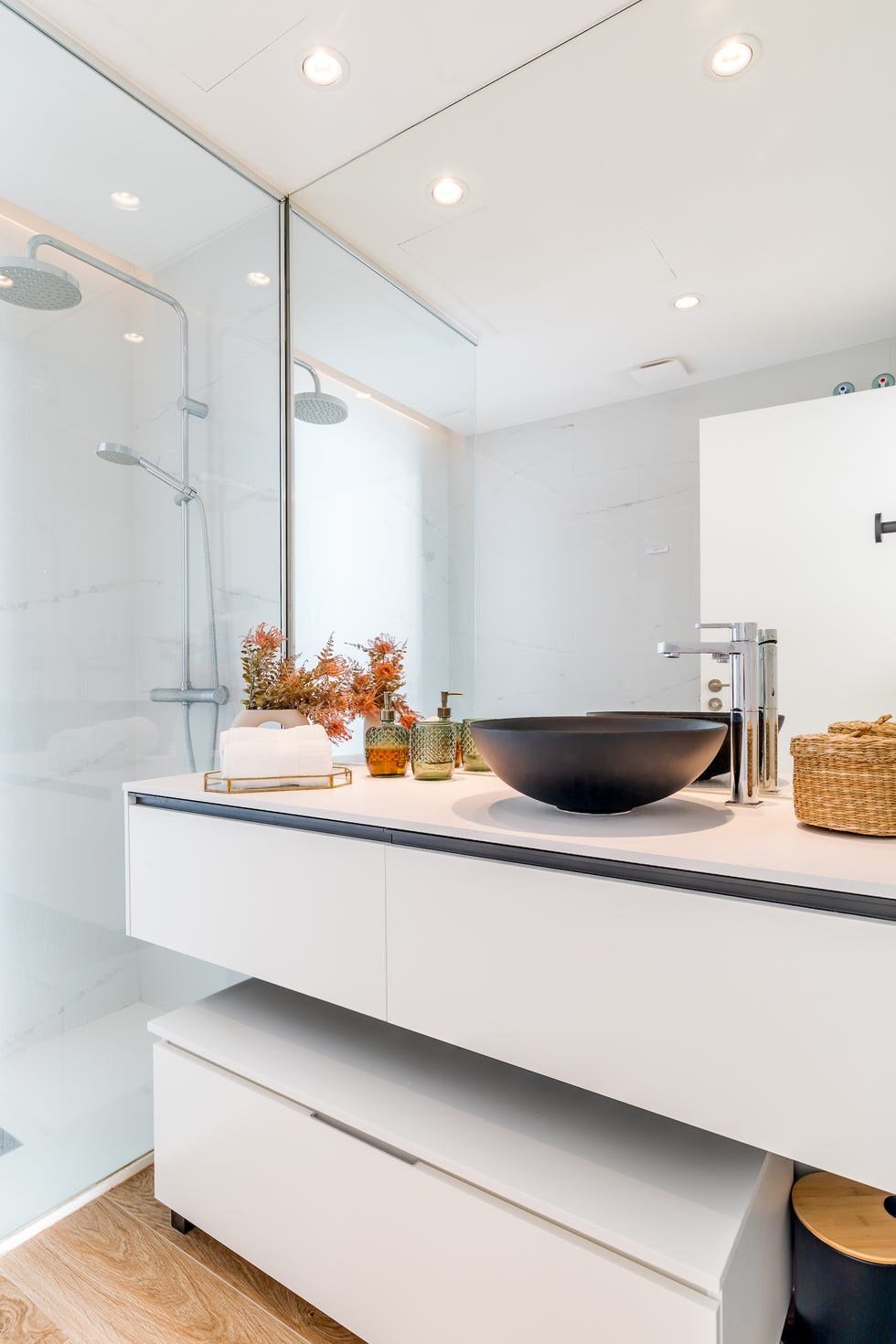 baño con mueble blanco volado