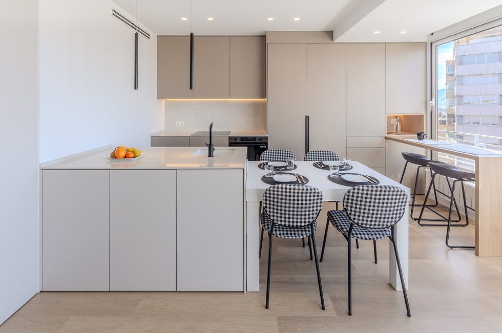 cocina con península, comedor y barra