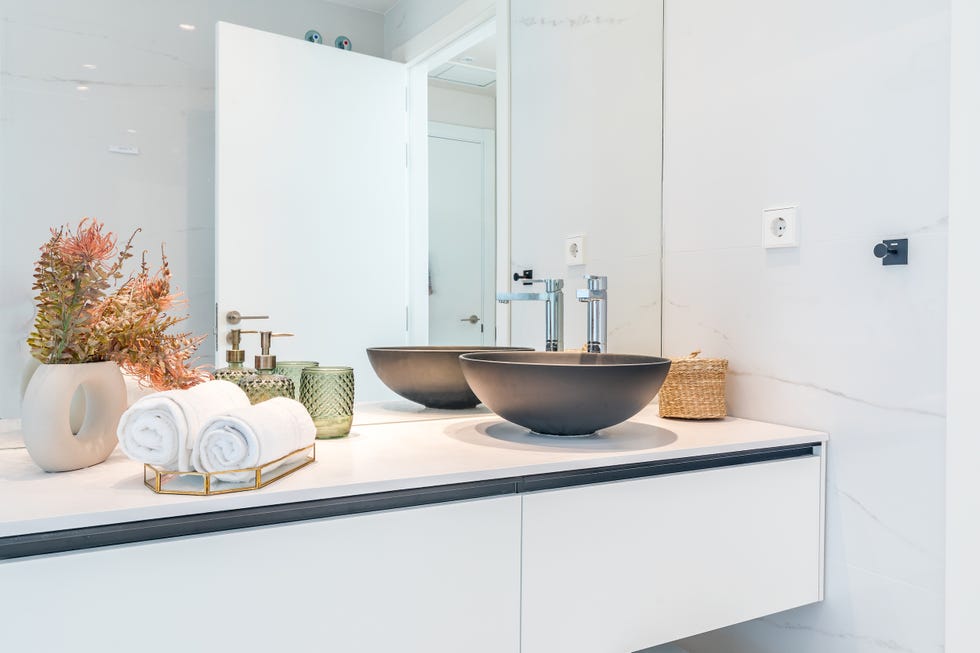 baño con mueble blanco volado