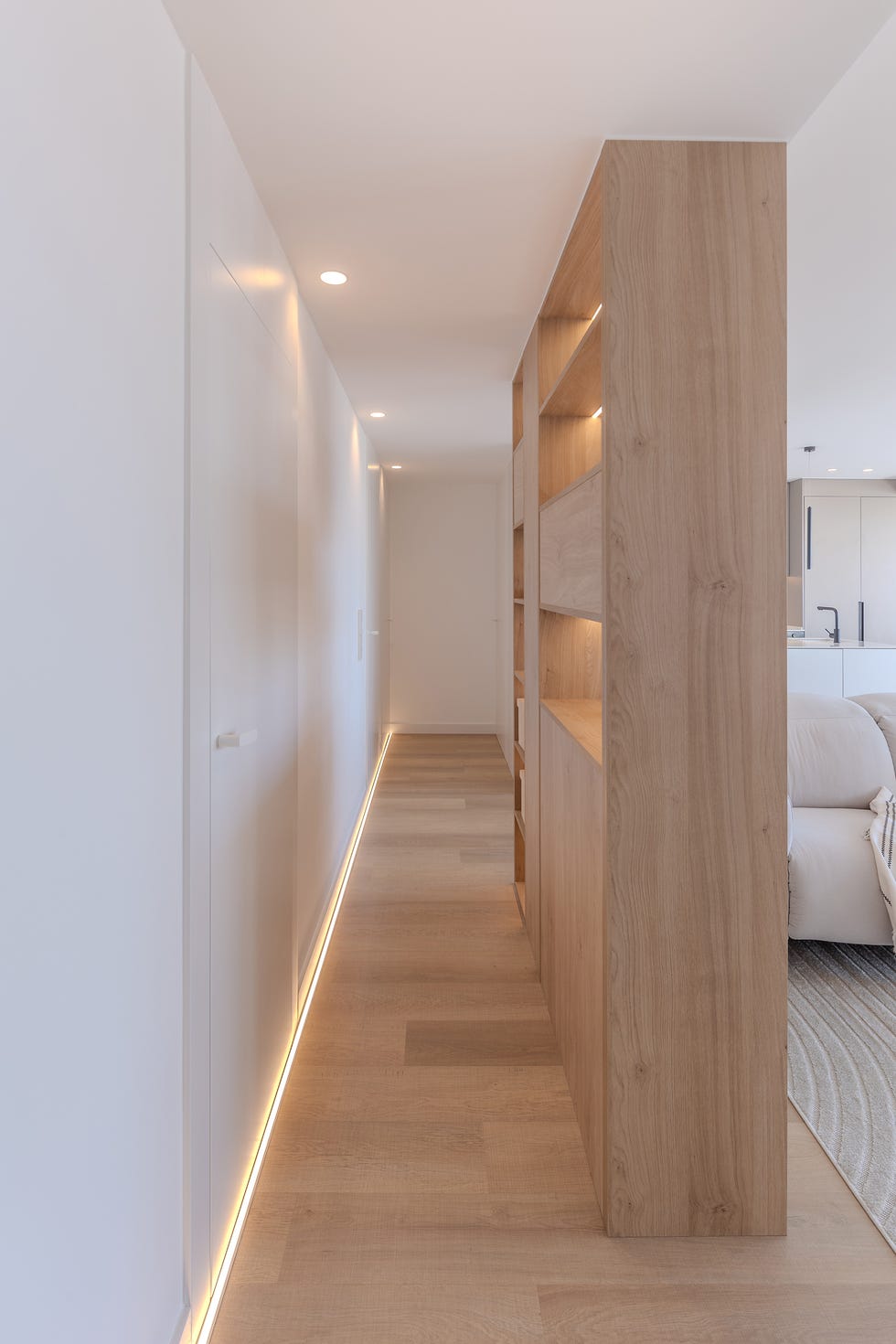 estantería de madera como divisor de ambientes