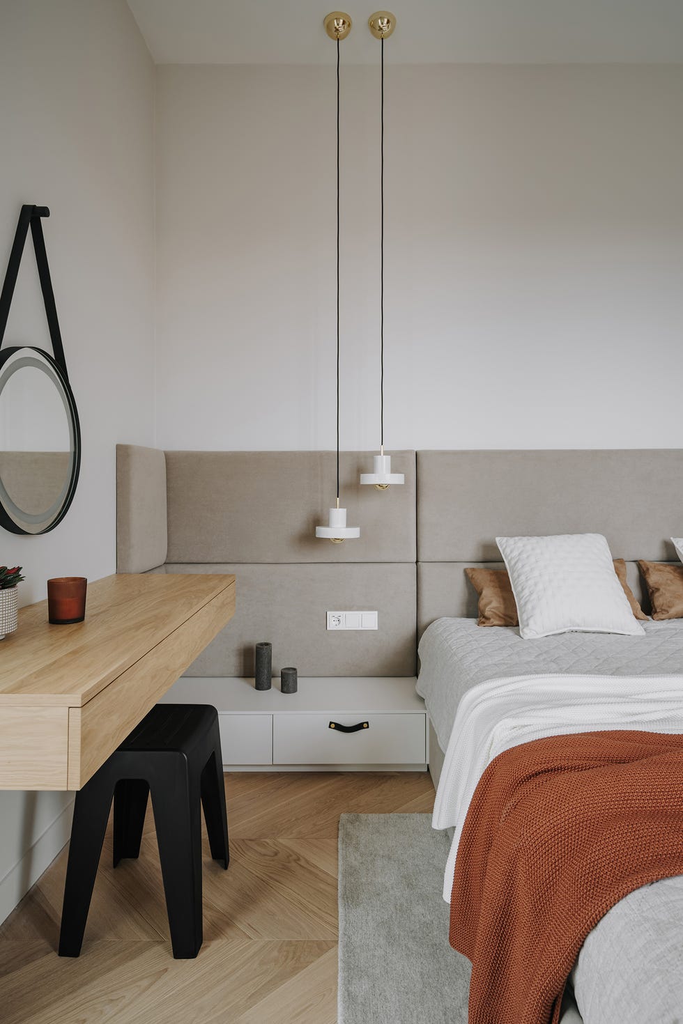 dormitorio con cabecero acolchado beige y escritorio