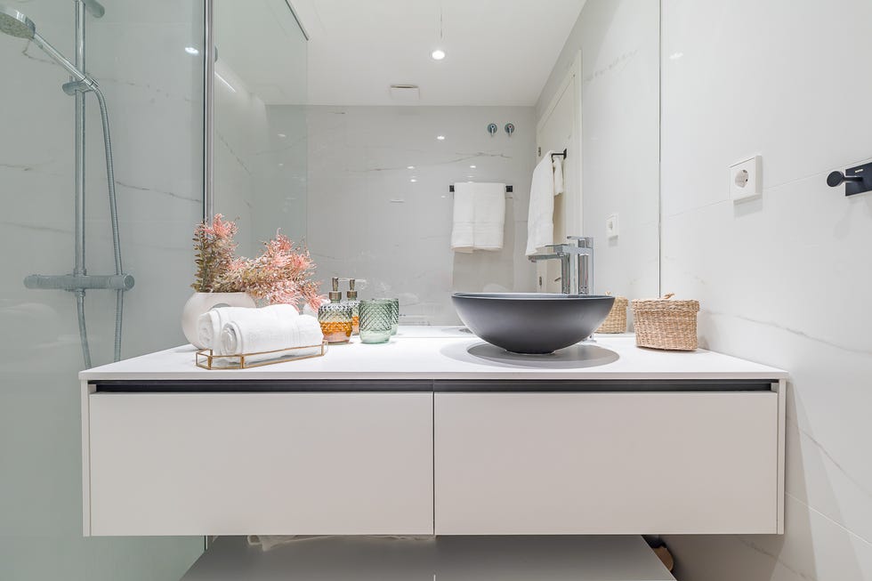 baño con mueble blanco volado