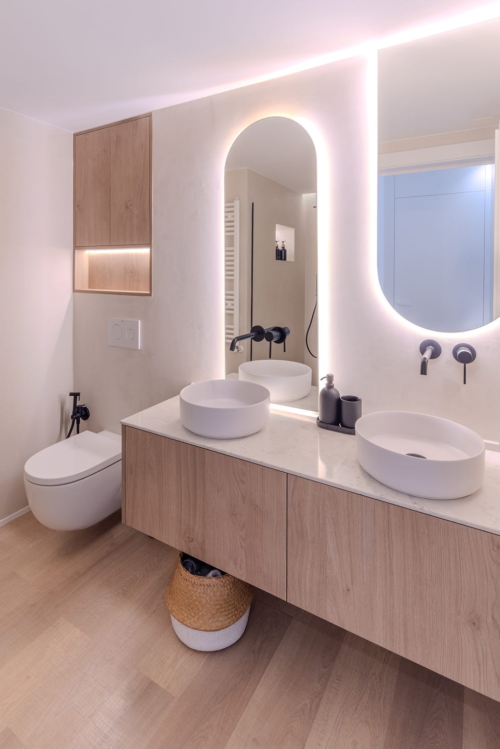 baño con mueble de madera y mármol volado