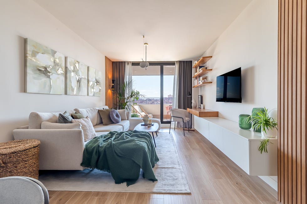 salón con terraza, sofá gris y mueble de tv suspendido