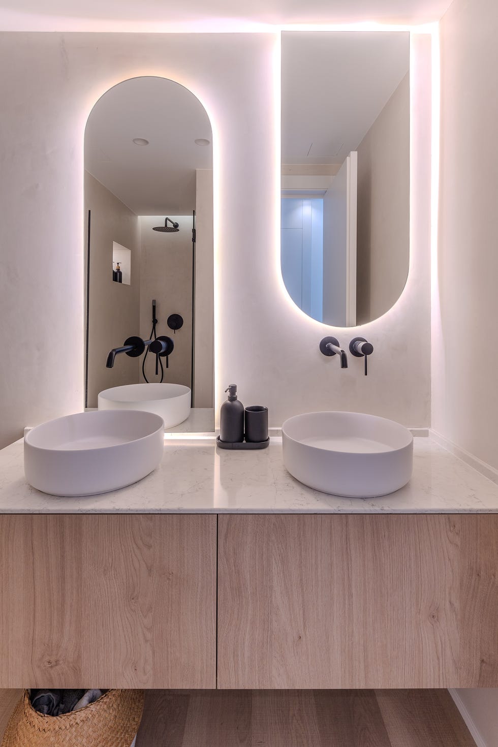 baño con mueble de madera y mármol volado con dos lavabos