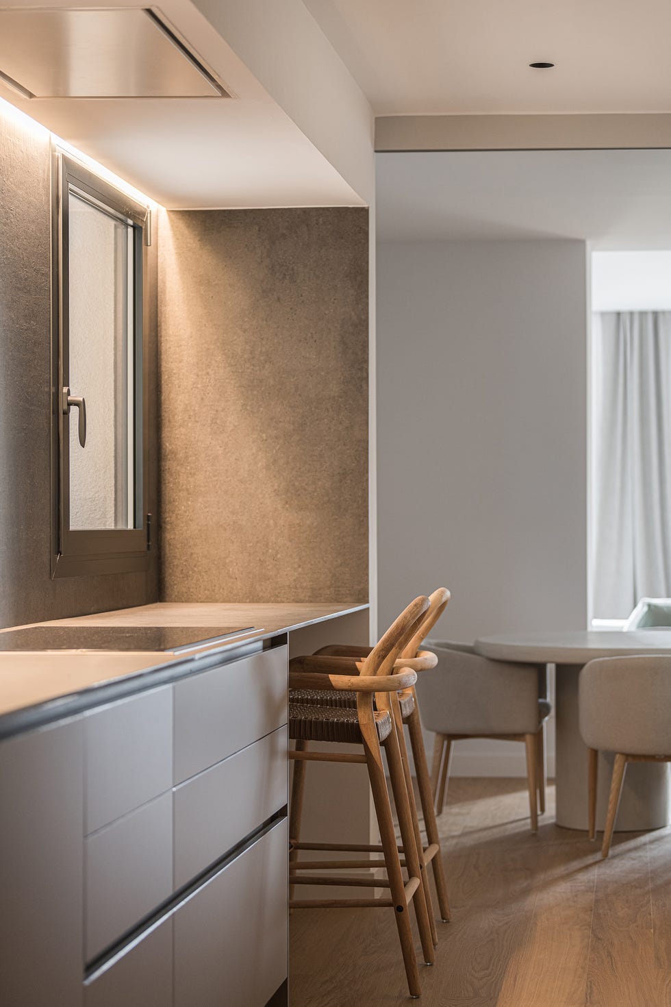 cocina con barra y taburetes