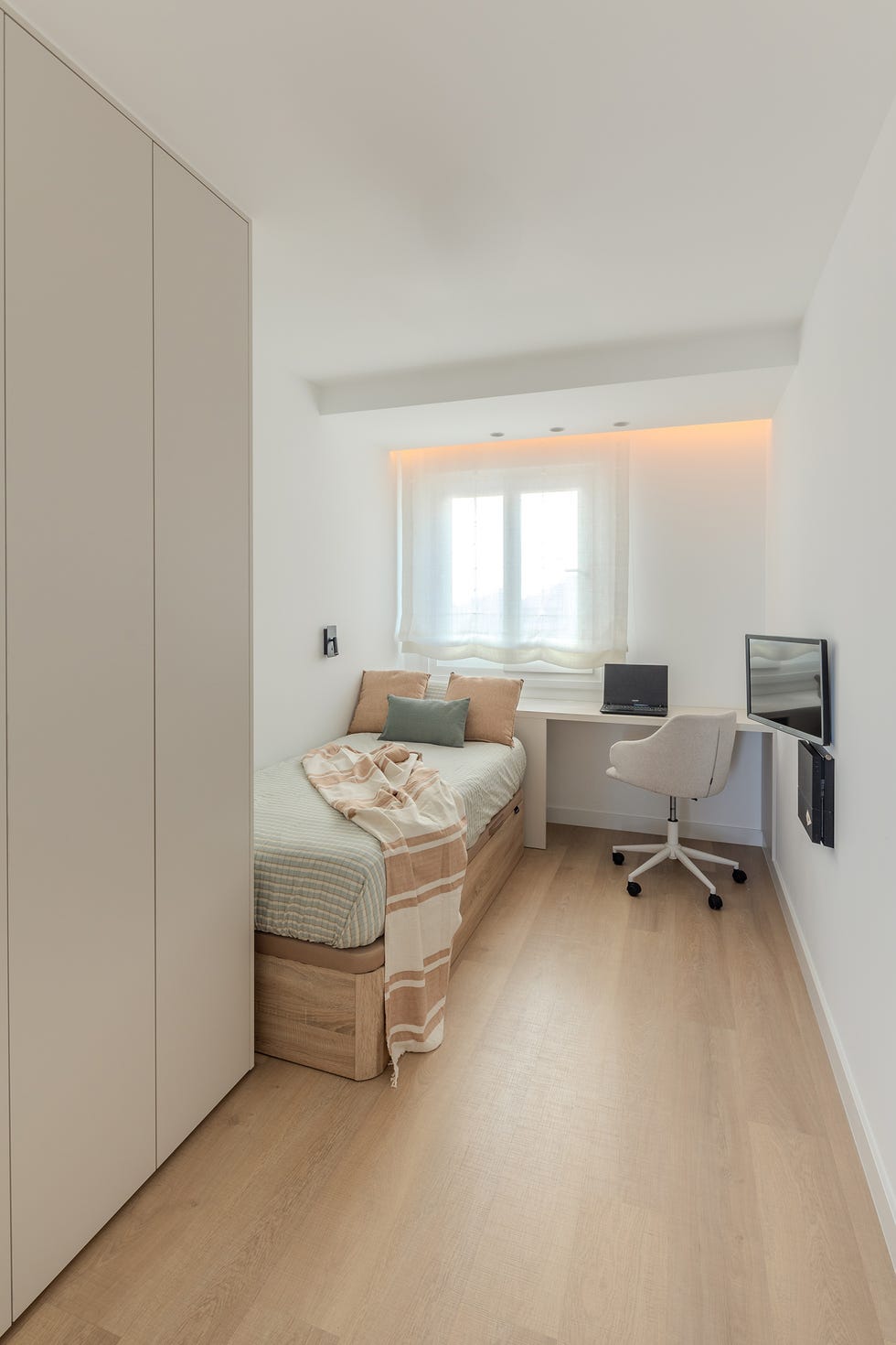 habitación juvenil con escritorio