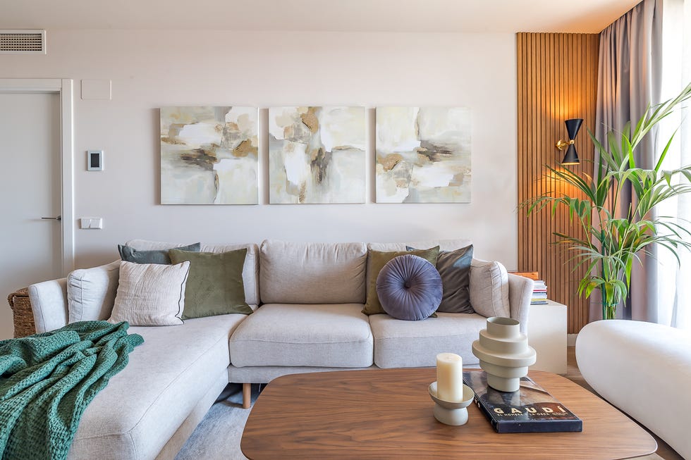 sofá gris con chaiselongue