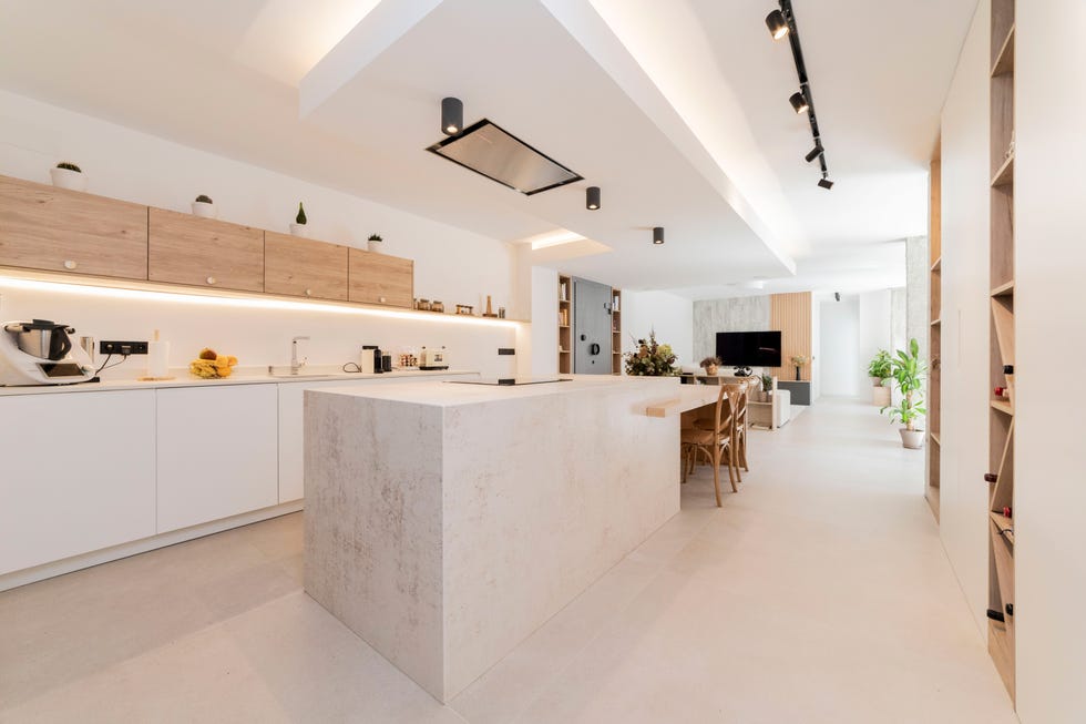 cocina blanca moderna con isla central
