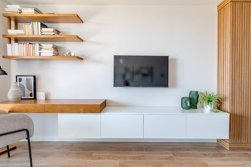 mueble de tv blanco con escritorio de madera