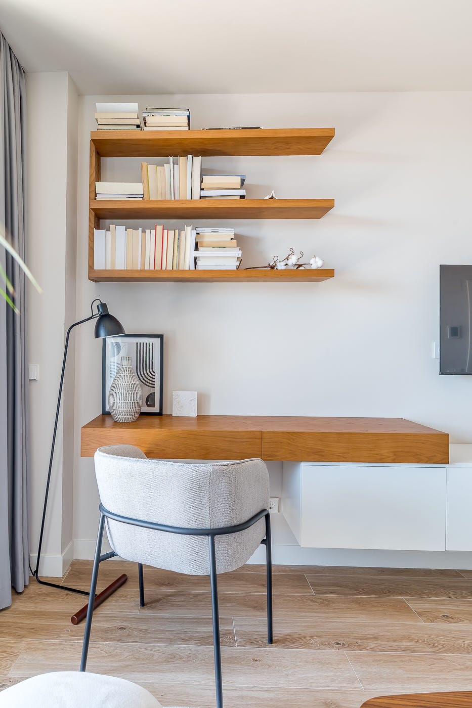 escritorio volado de madera con silla tapizada en gris