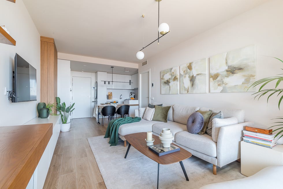 sofá gris con chaiselongue y mesa de madera