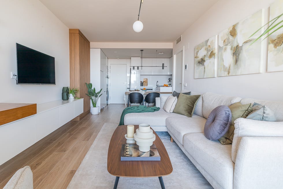 sofá gris con chaiselongue y mesa de madera