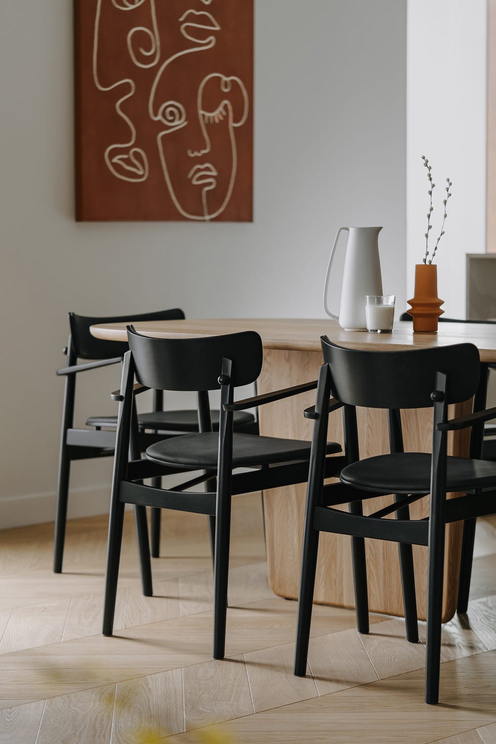 mesa de comedor de madera con sillas negras