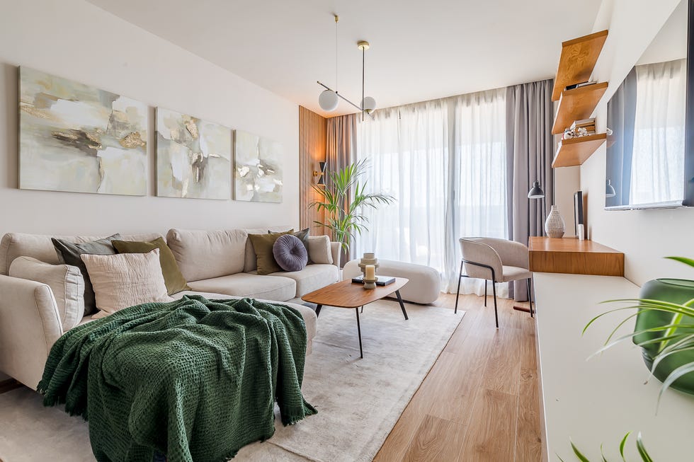 sofá gris con chaiselongue