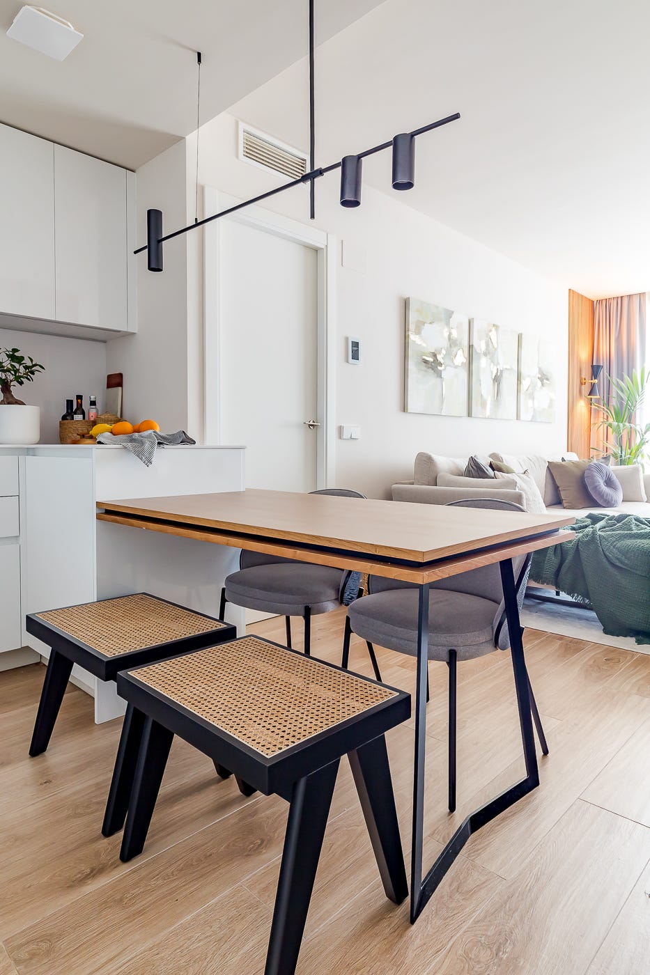mesa de madera y metal anexa a la cocina