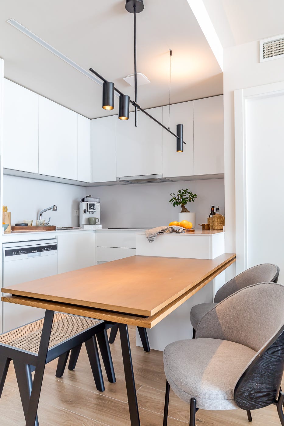 mesa de madera y metal anexa a la cocina