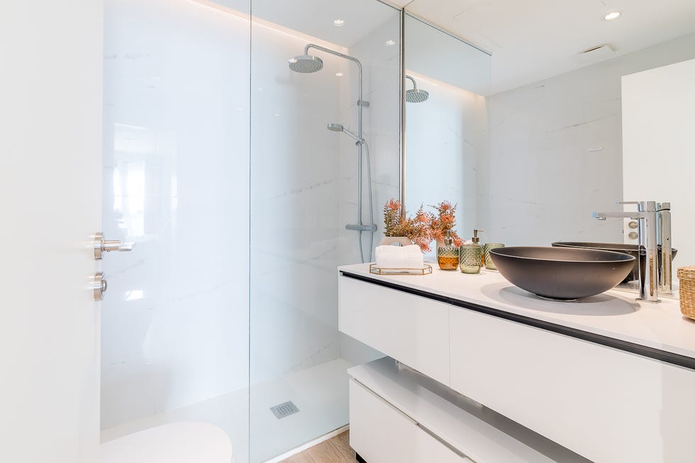 baño con mueble blanco volado