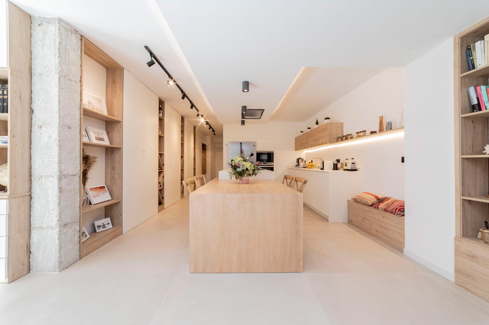 cocina blanca moderna con isla central y office de madera