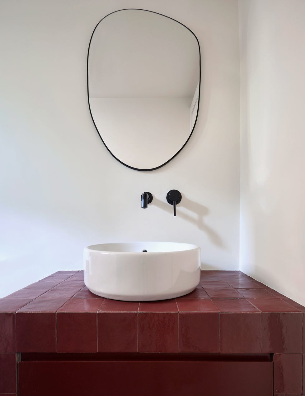 aseo con mueble volado con azulejos granates