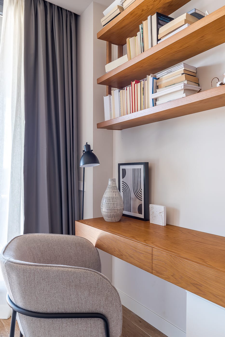 escritorio volado de madera con silla tapizada en gris