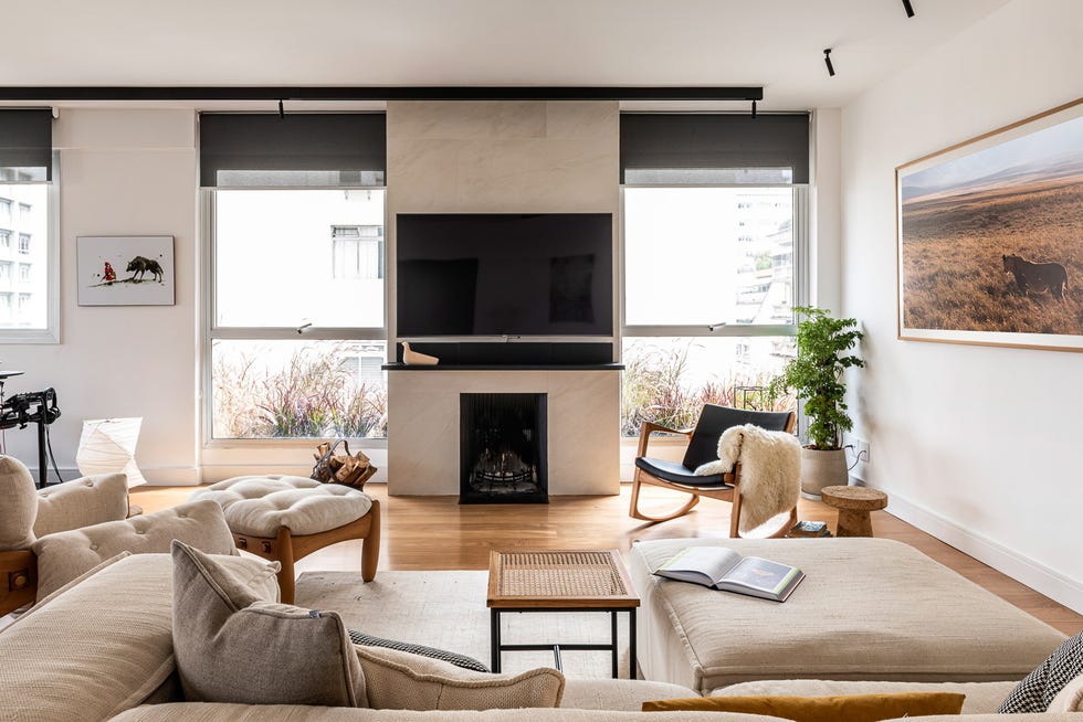 salón de diseño moderno con chimenea