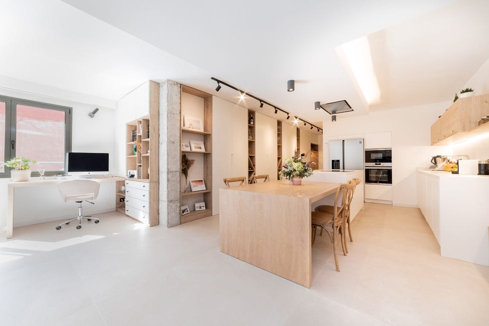 cocina blanca moderna con isla central y office de madera