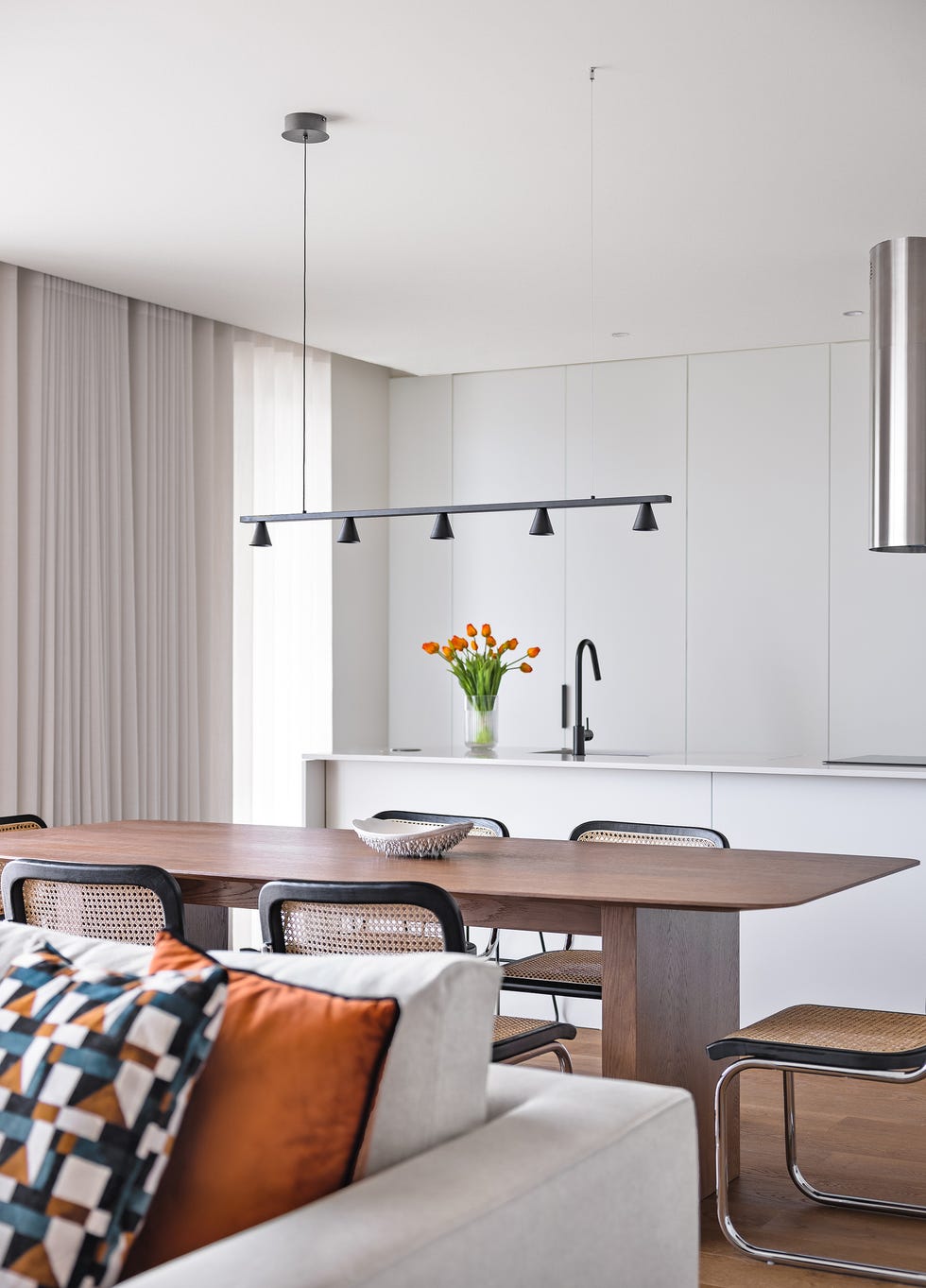 mesa de comedor de madera de diseño moderno y sillas cesca
