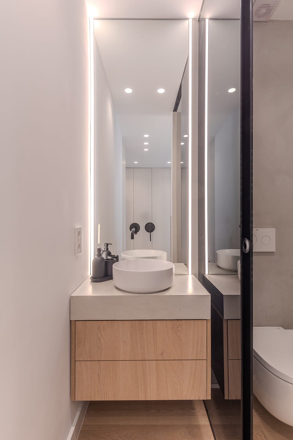 baño con mueble volado de madera