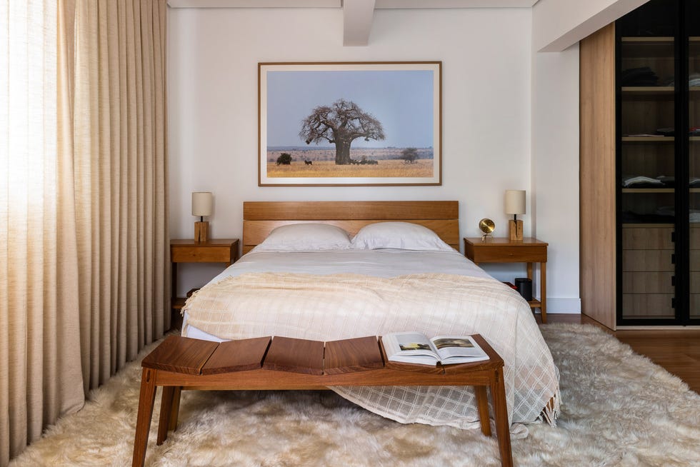 cama con cabecero de madera y banco a los pies