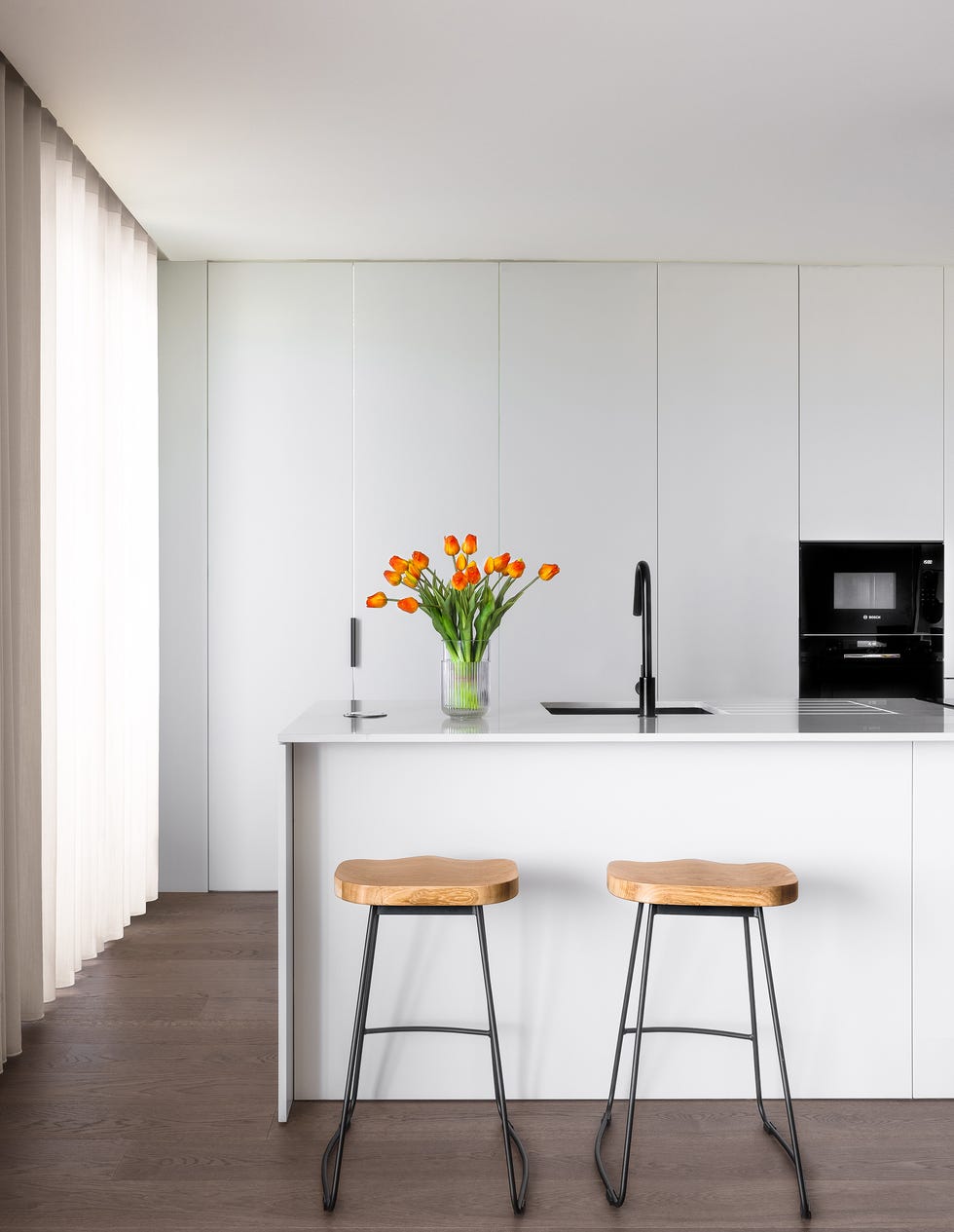 cocina blanca moderna con isla central