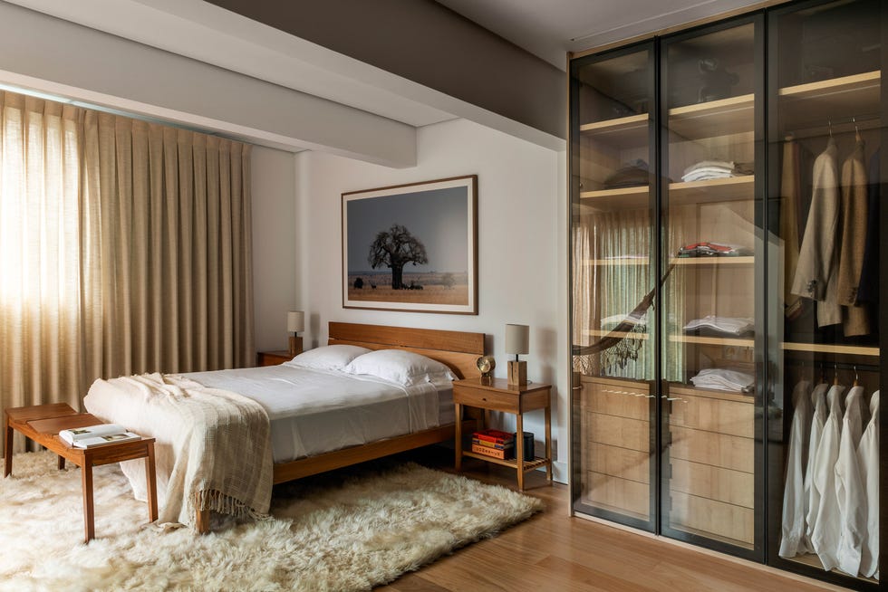 dormitorio moderno con cama de madera y vestidor