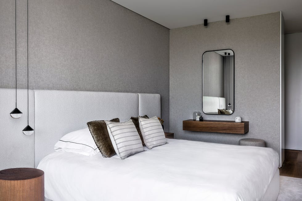 dormitorio moderno decorado en gris con cabecero acolchado