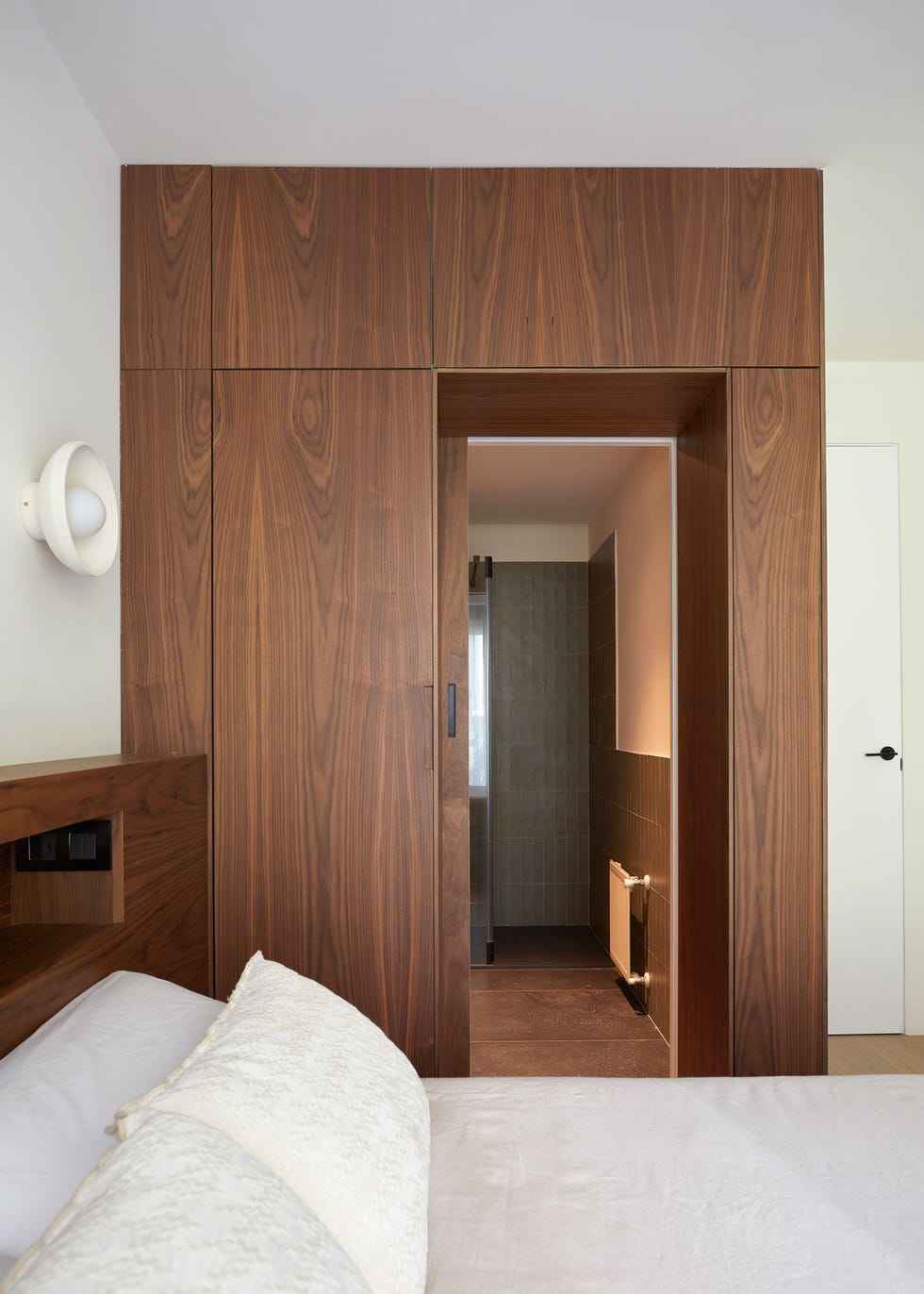 dormitorio con baño en suite