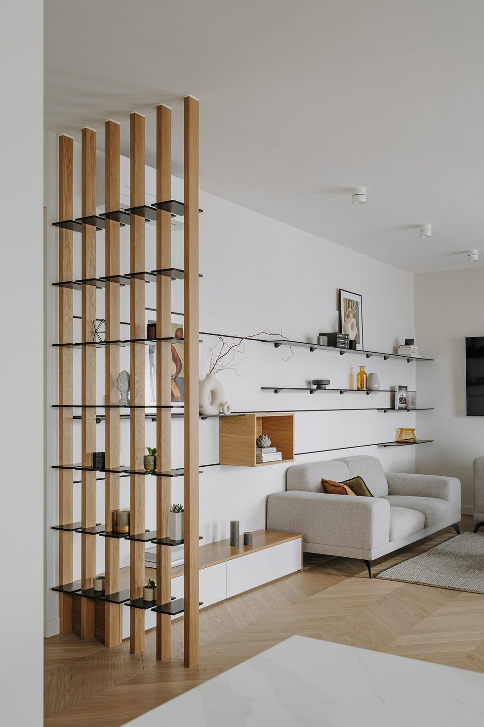 salón con estantería de madera
