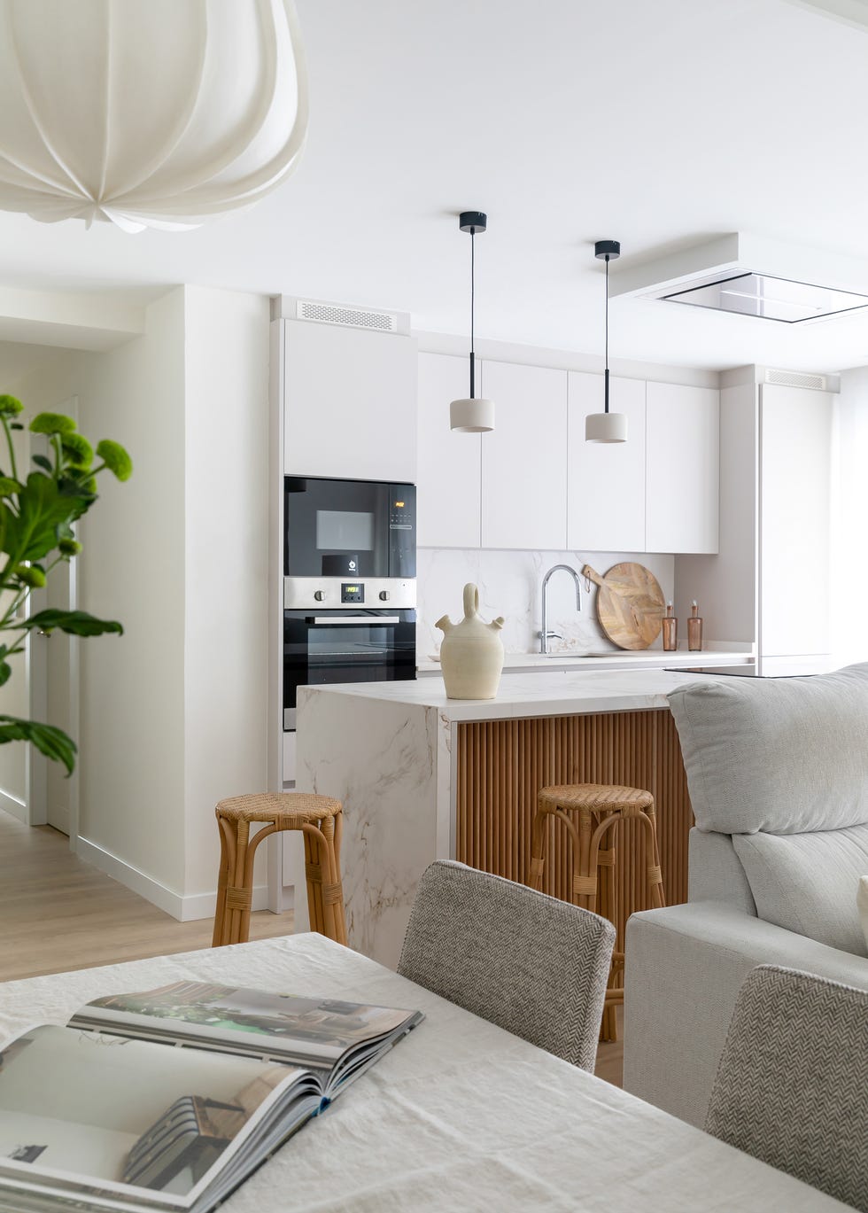 cocina con isla de mármol y palillería