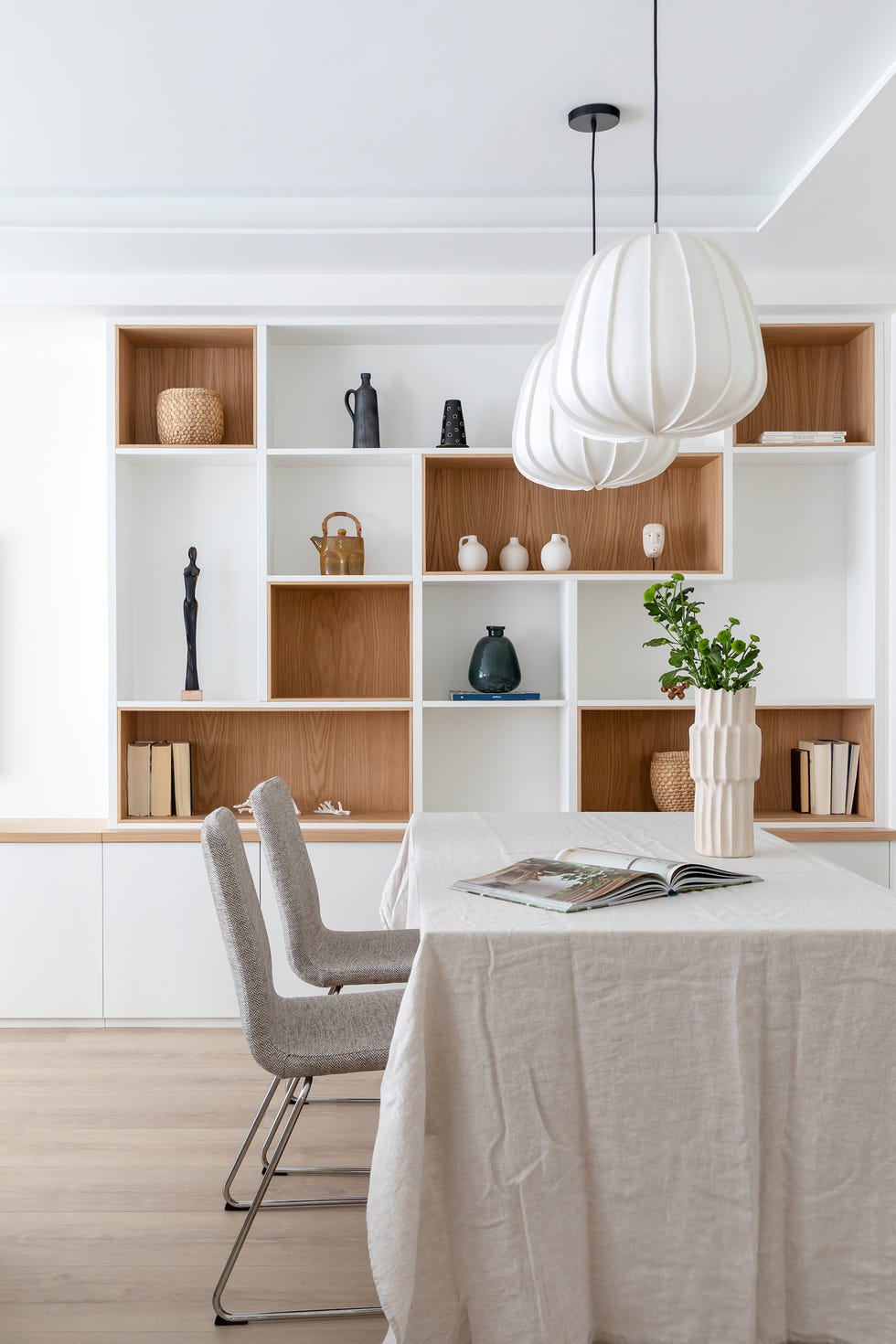 estantería con cubos de madera y color blanco en el comedor