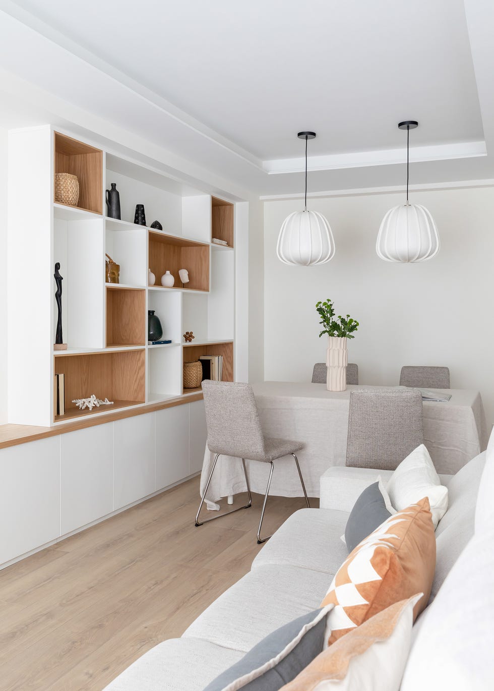 estantería con cubos de madera y color blanco