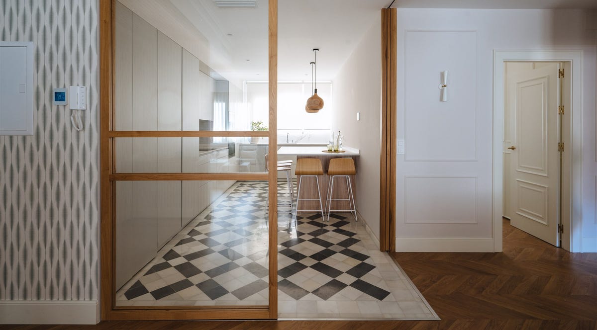 90 cocinas (muy) pequeñas para enamorarse cocina con cerramiento de cristal y madera