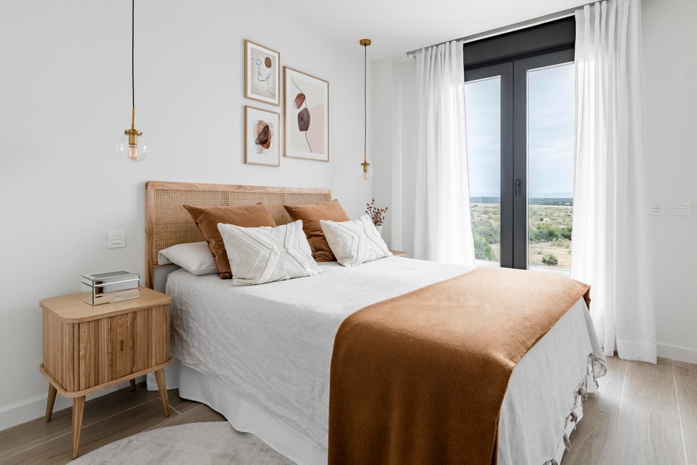 cama con cabecero de rejilla y mesitas de madera