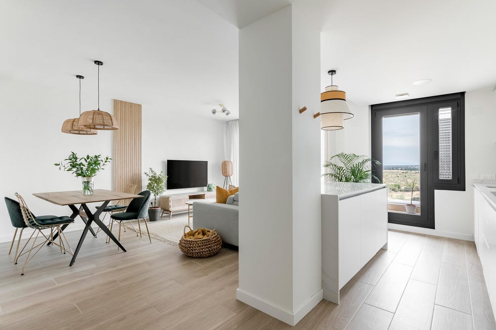 cocina con isla integrada en el salón de diseño nórdico con vistas a la terraza