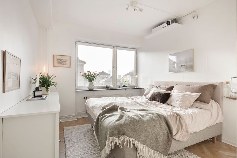 dormitorio de diseño nórdico decorado en blanco y tonos neutros