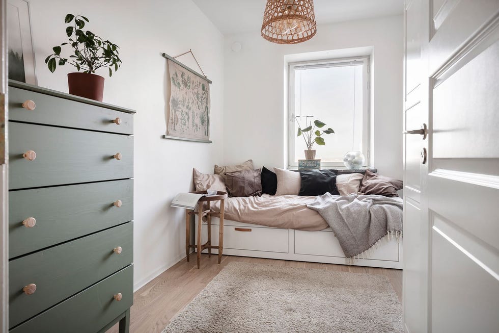 dormitorio de diseño nórdico con cama nido y cómoda de color verde
