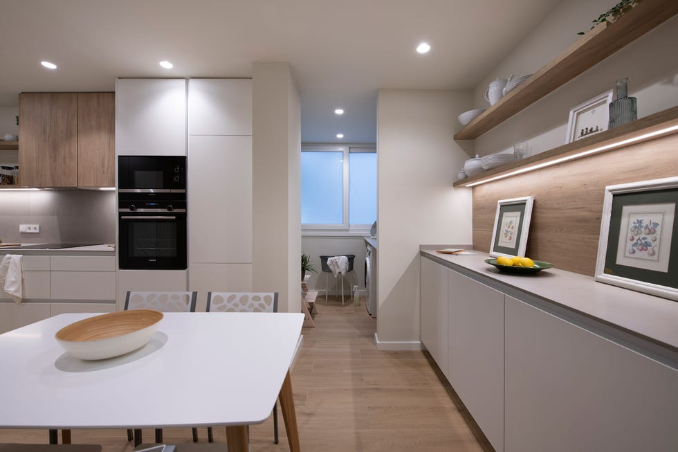 cocina moderna en blanco y madera con office
