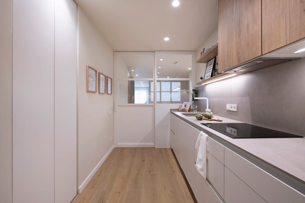 cocina moderna en blanco y madera