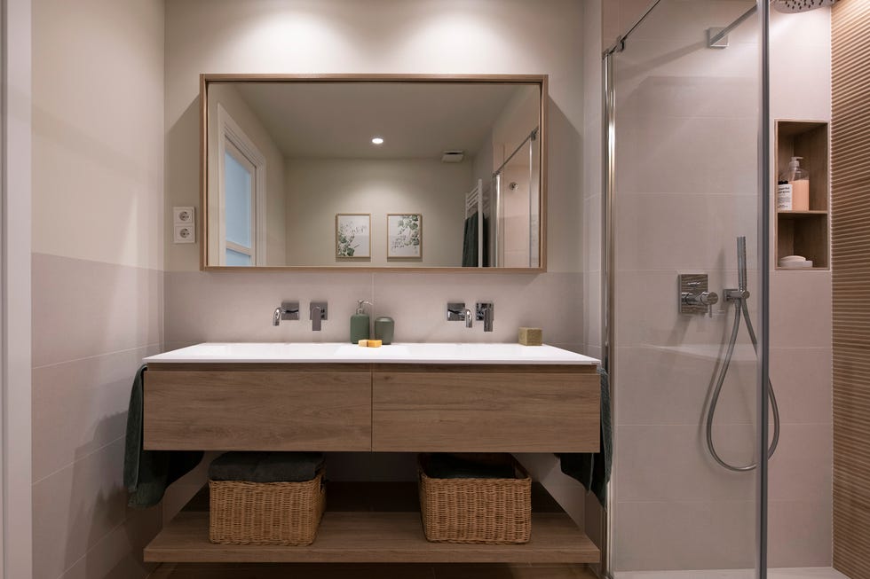 baño con mueble volado de madera