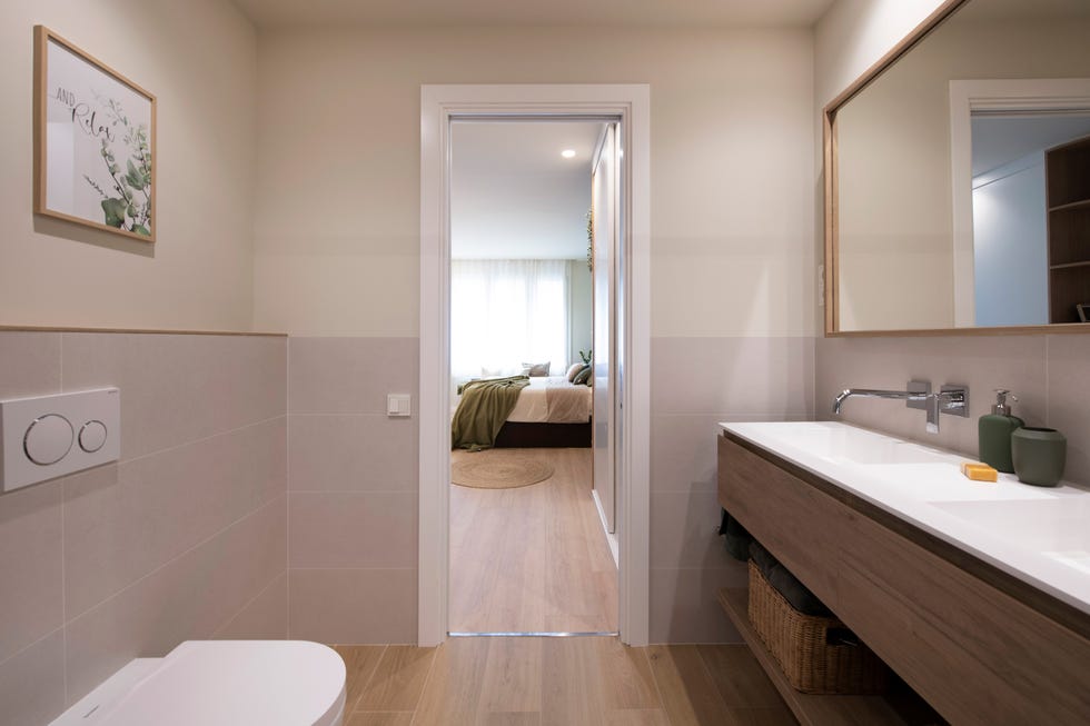 baño con mueble volado de madera